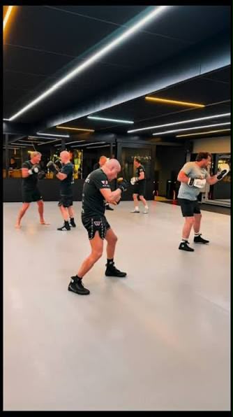 Ondernemersgroep tijdens de training in de nieuwe Team Holzken-gym